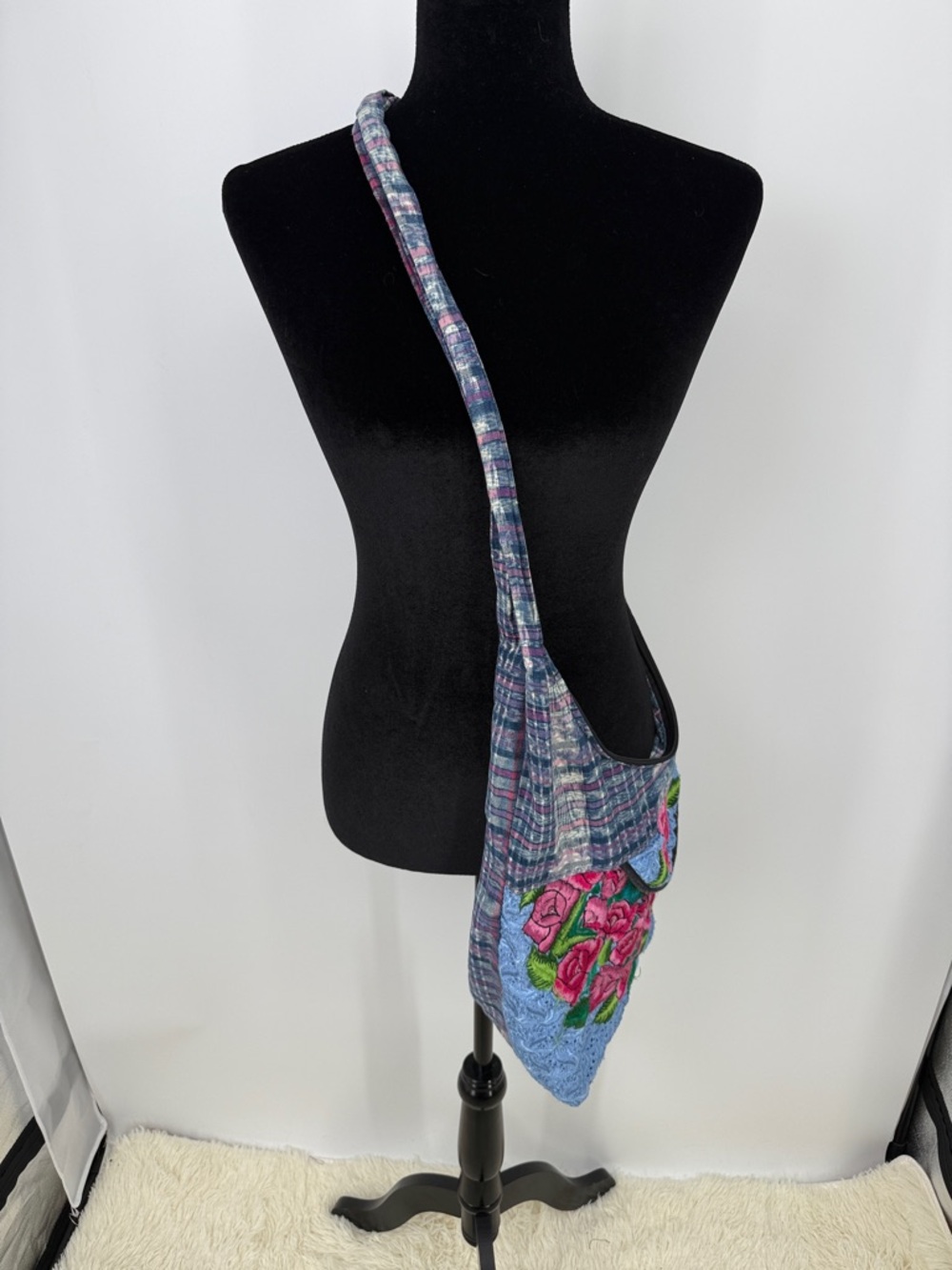 handmade hobo bag featuring Guatemalan embroidery floral design - Picture 3 of 11